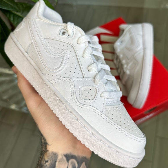 nike low top white sneakers